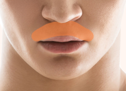 Mężczyzna z oznaczoną strefą depilacji wąsów