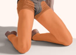 Mężczyzna z oznaczoną strefą depilacji nóg