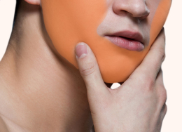 Mężczyzna z oznaczoną strefą depilacji policzków i brody