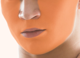 Mężczyzna z oznaczoną strefą depilacji całej twarzy