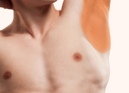 Mężczyzna z oznaczoną strefą depilacji pach