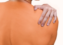 Mężczyzna z oznaczoną strefą depilacji pleców