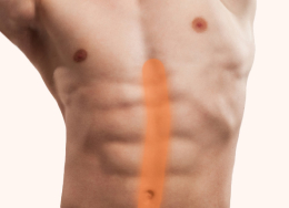 Mężczyzna z oznaczoną strefą depilacji linii brzucha