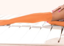 Kobieta z oznaczoną strefą depilacji łydki