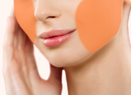 Kobieta z oznaczoną strefą depilacji policzki