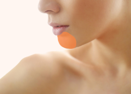 Kobieta z oznaczoną strefą depilacji podbródek